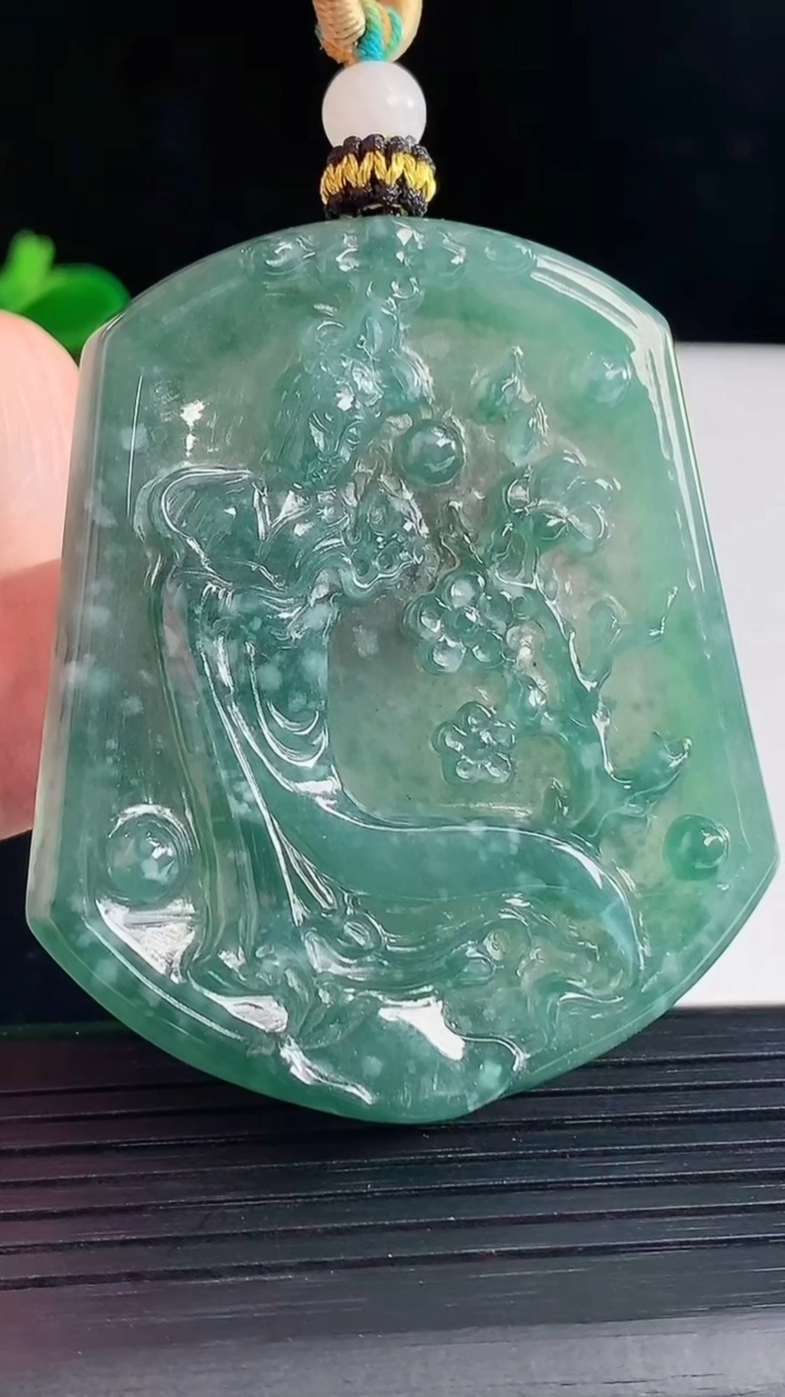 天然A货翡翠蓝水观音菩萨吊坠，尺寸54-46.5-5.5重量:27.63g
5月5日
