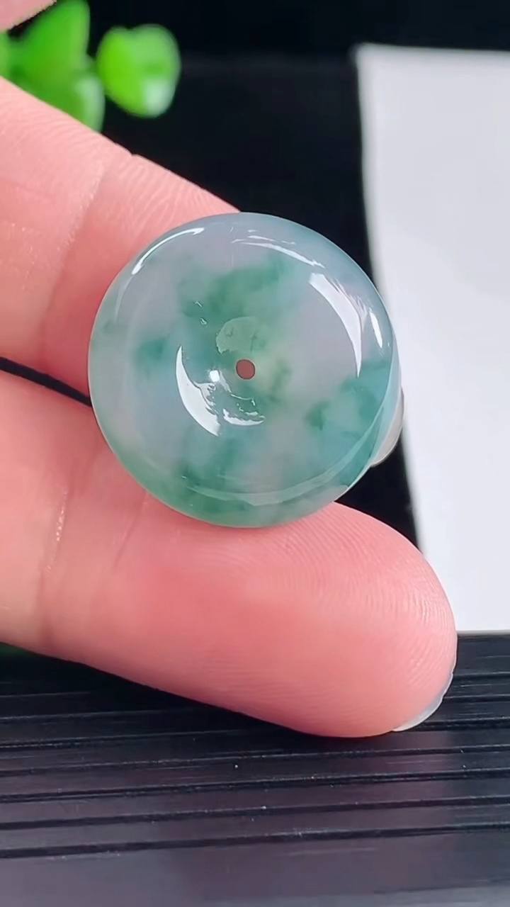 天然A货翡翠冰种飘花平安扣吊坠，尺寸21.5-6.2重量:5.56g
5月5日