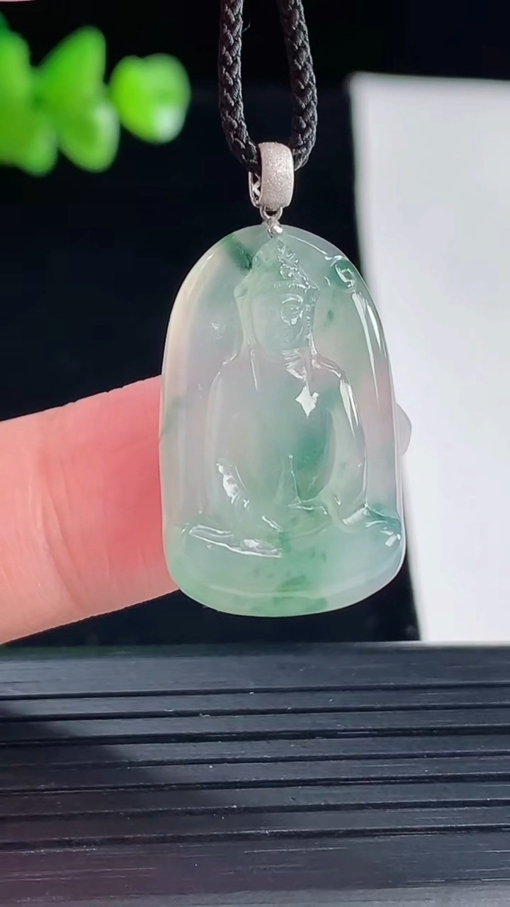 天然A货翡翠种飘花素衣观音吊坠，尺寸26-16-4.5重量:4.18g
5月5日