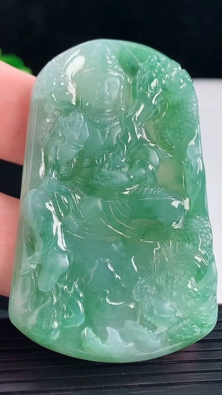 天然A货翡翠御龙虚空藏菩萨吊坠，尺寸61.2-38-6.2重量:32.35g
5月5日