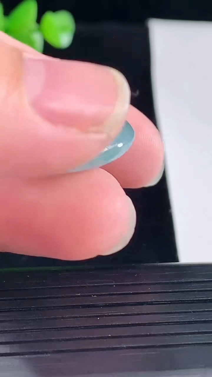 天然A货翡翠冰种飘花平安扣吊坠，尺寸21.5-6.2重量:5.56g
5月5日