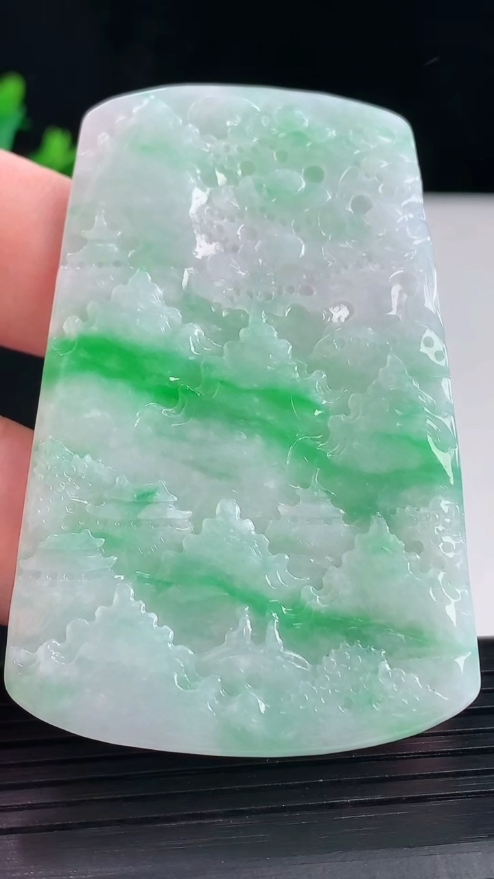 天然A货翡翠山水牌吊坠，尺寸65-43-4重量:29.29g
5月5日