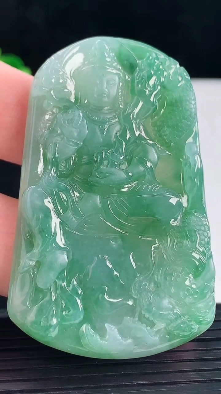 天然A货翡翠御龙虚空藏菩萨吊坠，尺寸61.2-38-6.2重量:32.35g
5月5日