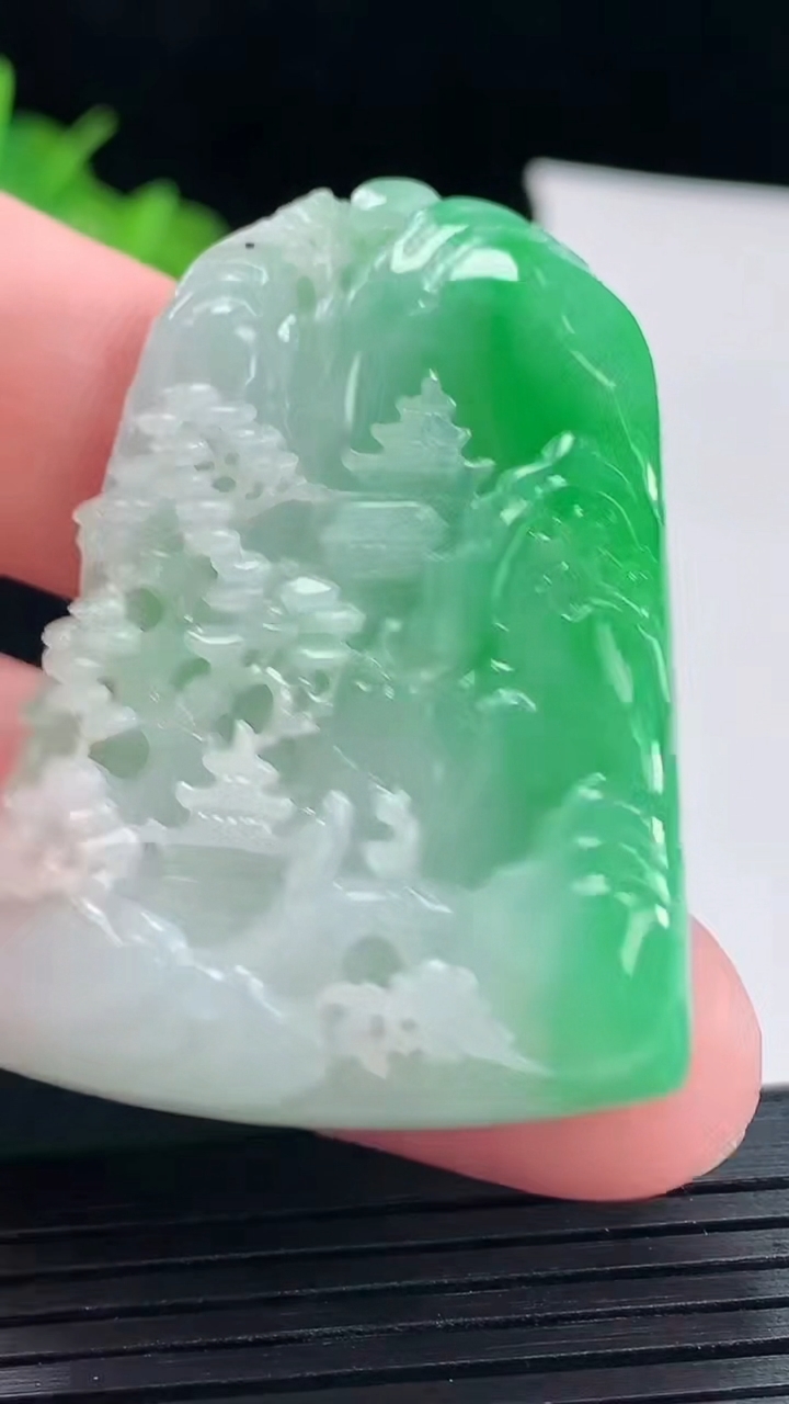 天然A货翡翠山水牌吊坠，尺寸49-33-8重量:28.41g
5月5日