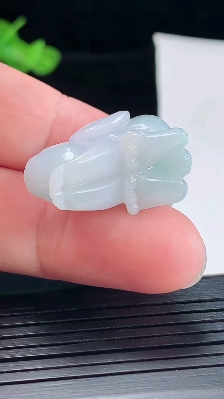 天然A货翡翠生肖兔吊坠，尺寸27-15-13.5重量:10.52g
5月5日