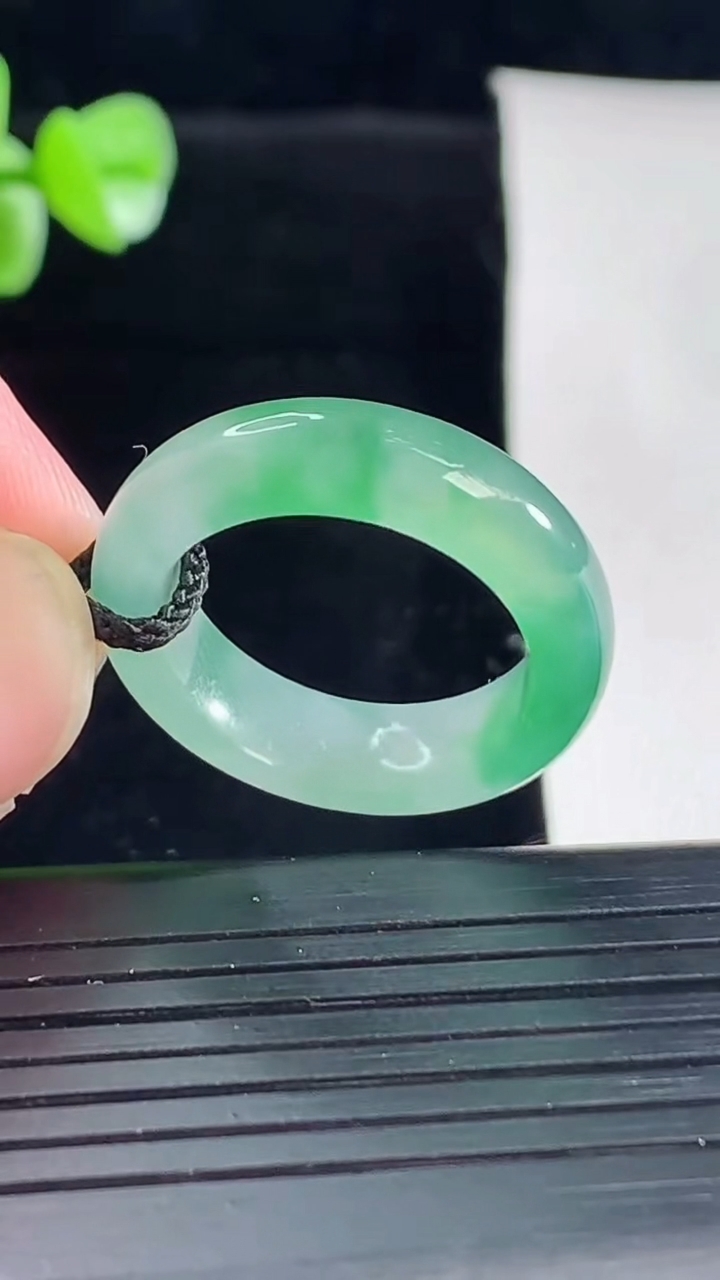 天然A货翡翠种飘花玉指环 戒指，尺寸17.8-5.8-4重量:4.12g2026年5月5日
工厂直销收藏佳品,种好水足，色泽均匀，有种有色，上手高大气！