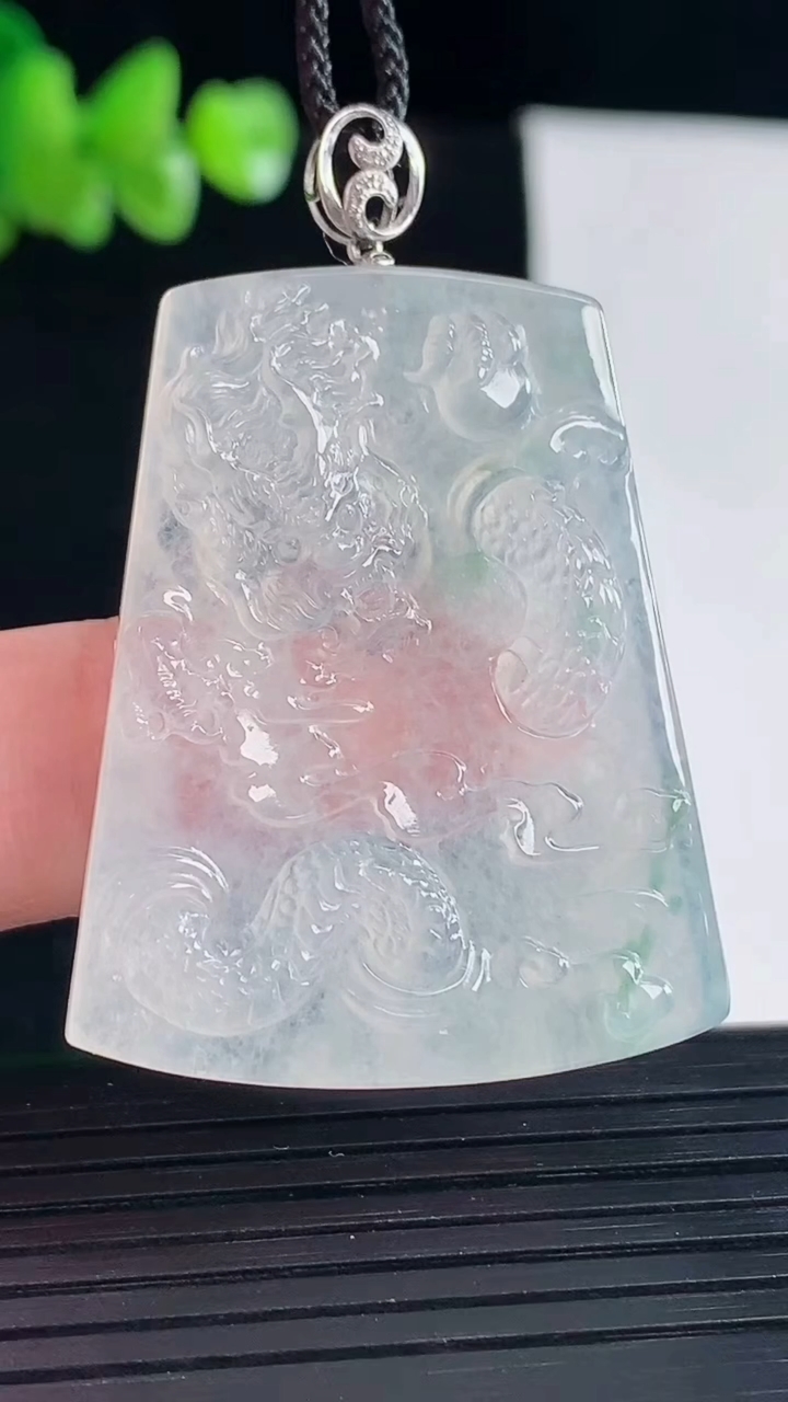 天然A货翡翠龙牌吊坠，尺寸39-31.6-5重量:13.55g
5月5日