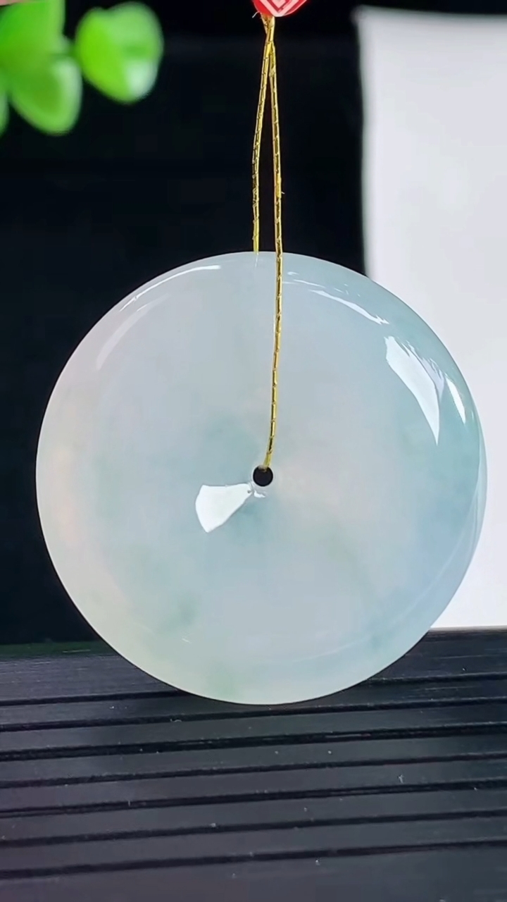 天然A货翡翠平安扣吊坠，尺寸30-5.8重量:10.79g
5月5日