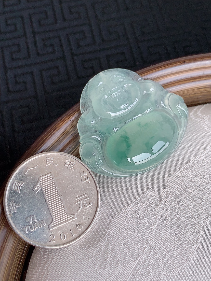 天然A货翡翠飘花佛公吊坠 
尺寸31-34.2-5.3mm 重量9.35g 0501