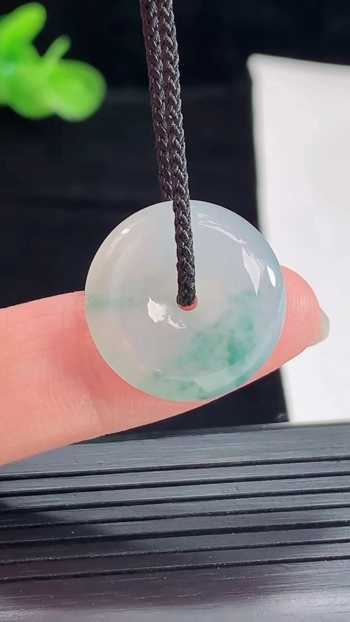 天然A货翡翠冰种飘花平安扣吊坠，尺寸19-6重量:4.12g
5月5日