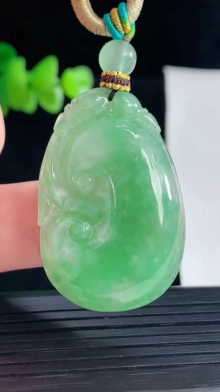天然A货翡翠如意吊坠，尺寸35.5-25-5重量:8.81g
5月5日