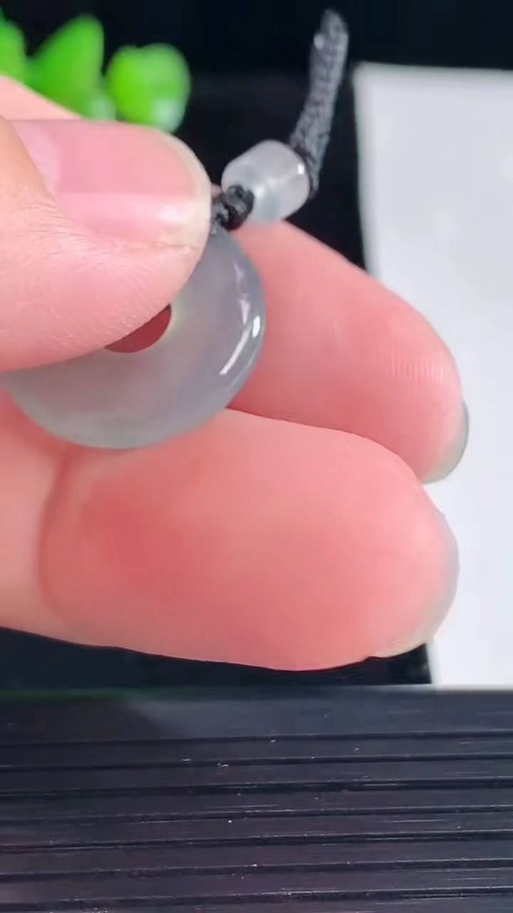 天然A货翡翠平安环吊坠，尺寸19-4重量:2.96g
5月5日