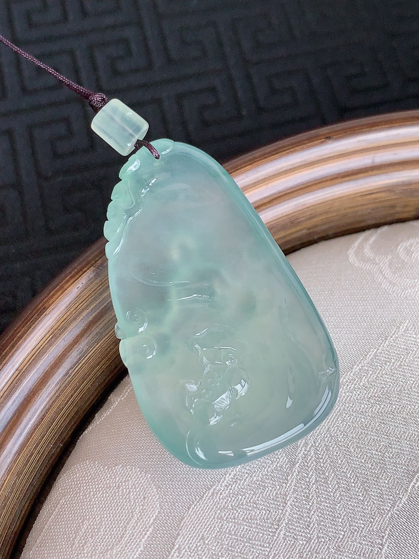 天然A货翡翠晴水无相观音吊坠 
尺寸40.2-23.8-5.5mm 重量13.08g 0501