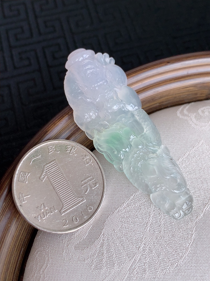 天然A货翡翠飘绿龙牌吊坠 
尺寸56.2-20-5mm 重量9.40g 0501