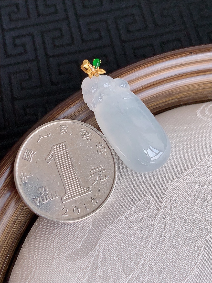 天然A货翡翠18K金扣头白冰白月光福瓜吊坠 
尺寸32-27.6-12.5-8.5mm 重量6.45g 0501
