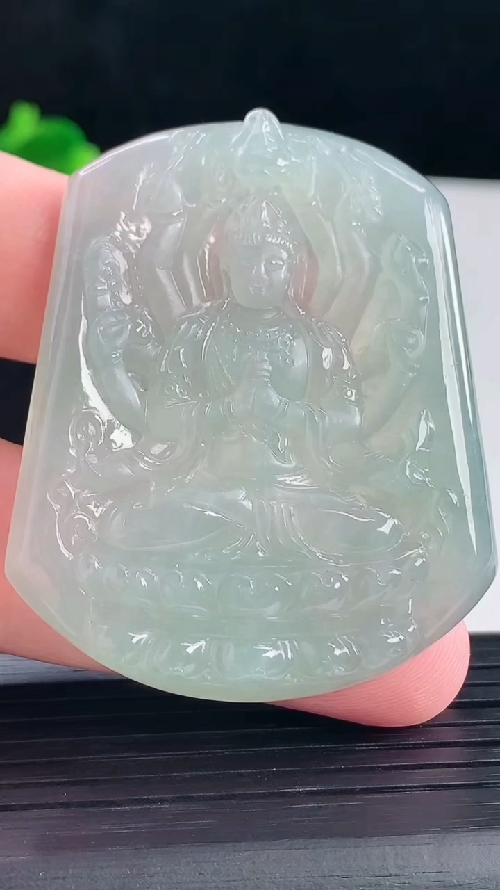 天然A货翡翠千手观音菩萨吊坠，尺寸53-43-5.2重量:26.79g
5月5日