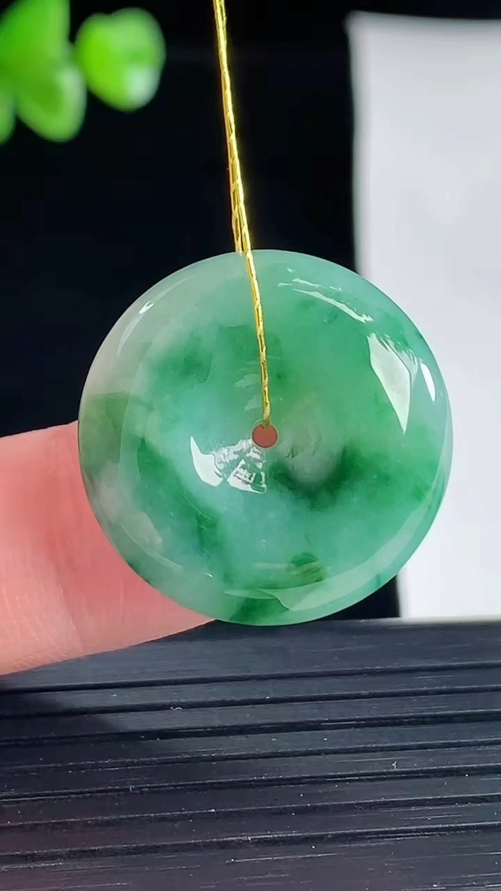 天然A货翡翠平安扣吊坠，尺寸22.8-5.8重量:5.89g
5月5日