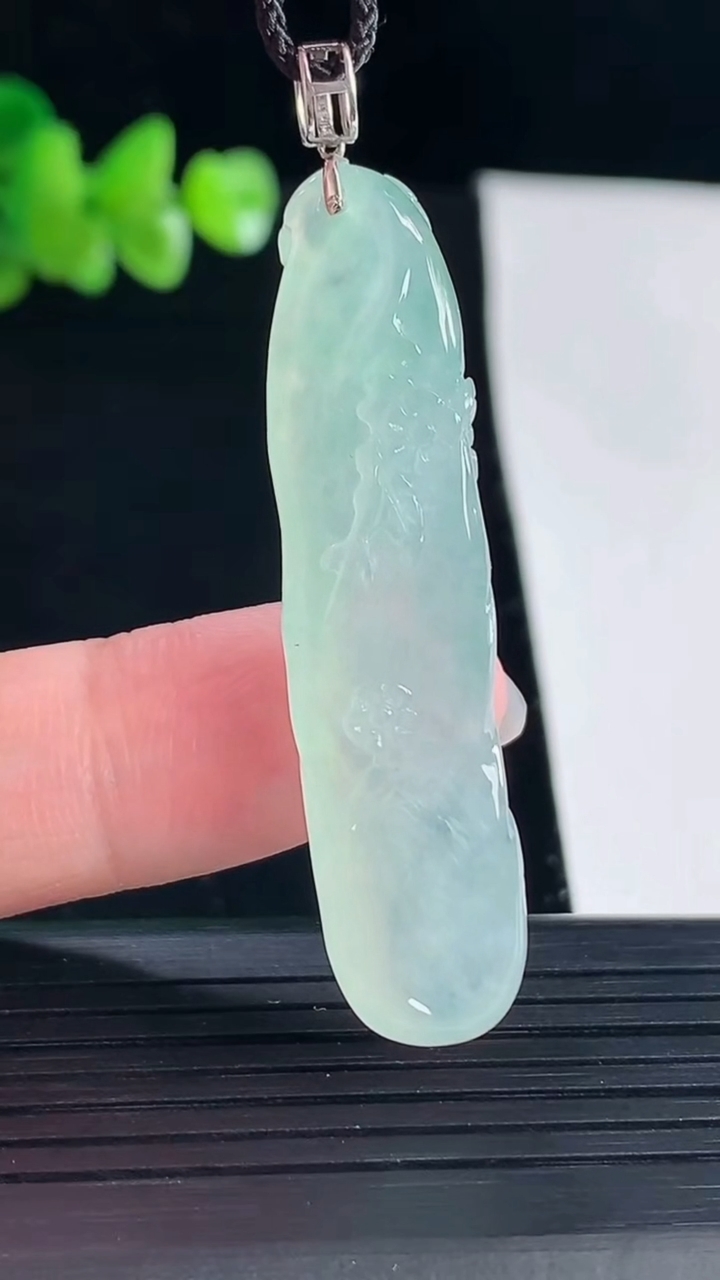 天然A货翡翠梅花鹿吊坠，尺寸47-11.5-8重量:8.36g
5月5日