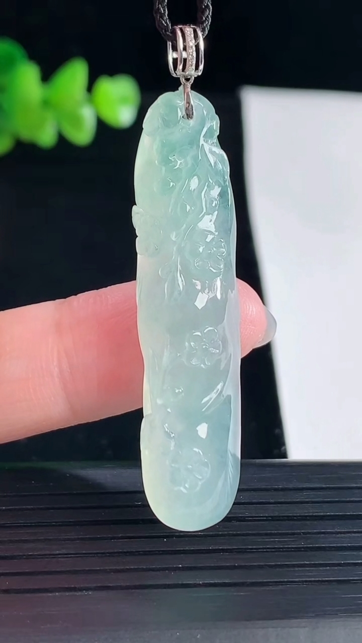 天然A货翡翠梅花鹿吊坠，尺寸47-11.5-8重量:8.36g
5月5日