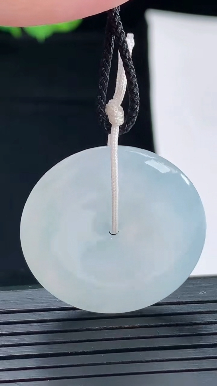 天然A货翡翠平安扣吊坠，尺寸29-5.2重量:9.49g
5月5日