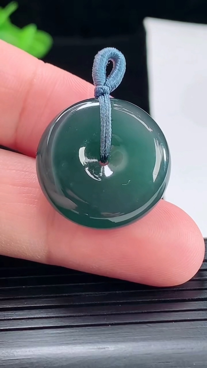 天然A货翡翠蓝水平安扣吊坠，尺寸23-7.2重量:8.39g
5月5日