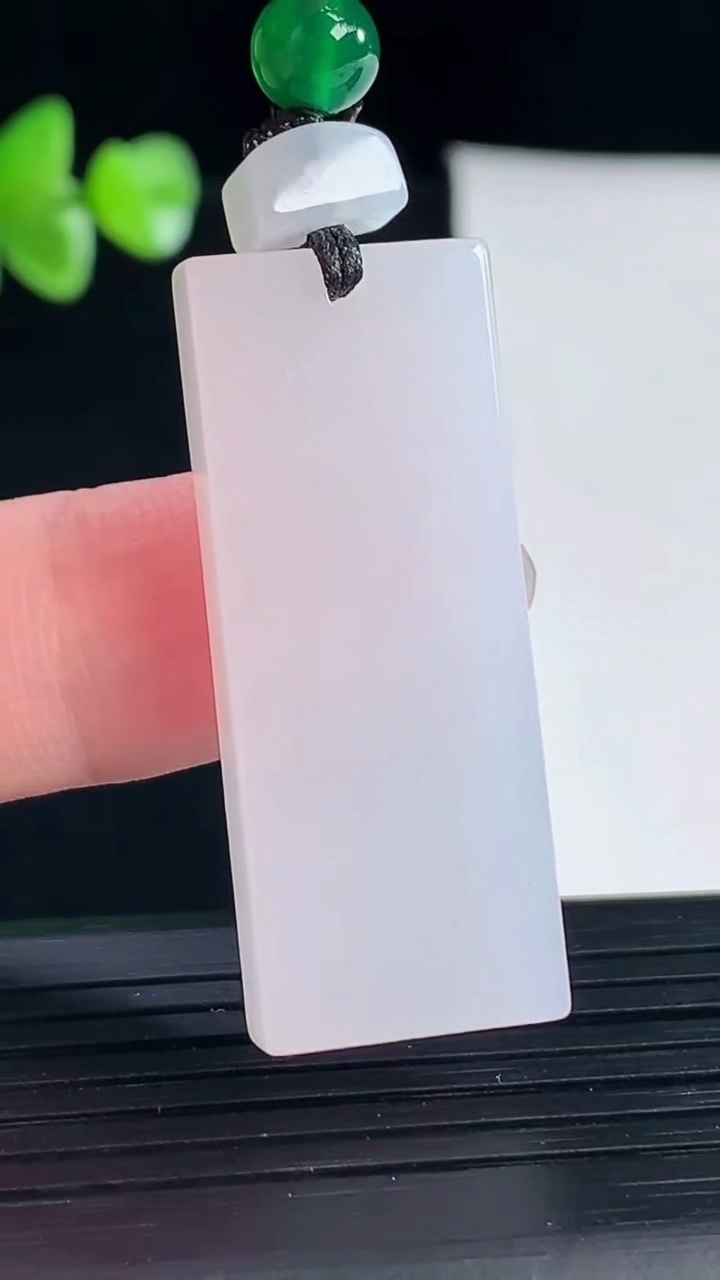 天然A货翡翠紫罗兰仿古无事牌吊坠，尺寸39-15-6重量:12.40g
5月5日