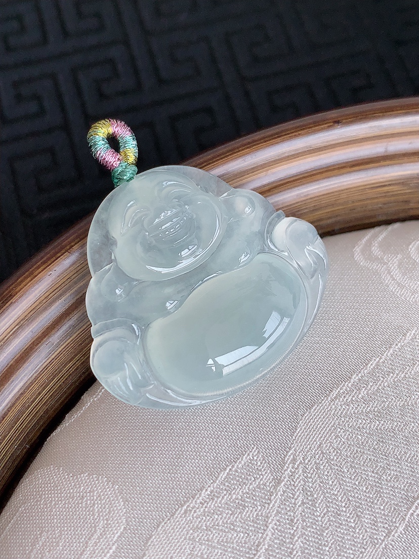 天然A货翡翠白冰白月光佛公吊坠 
尺寸26.5-30-5.5mm 重量7.36g 0501