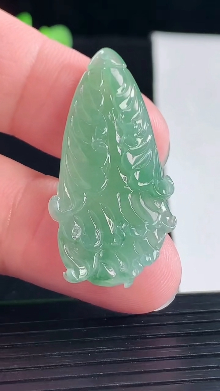 天然A货翡翠白菜吊坠，尺寸38.5-19.5-7.5重量:6.43g
5月5日