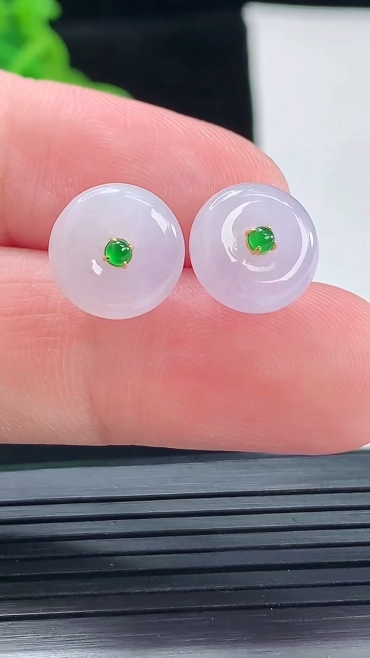 天然A货翡翠18k金紫罗兰算盘珠耳钉，尺寸11-4.8重量:2.85g5月5日
工厂直销收藏佳品,种