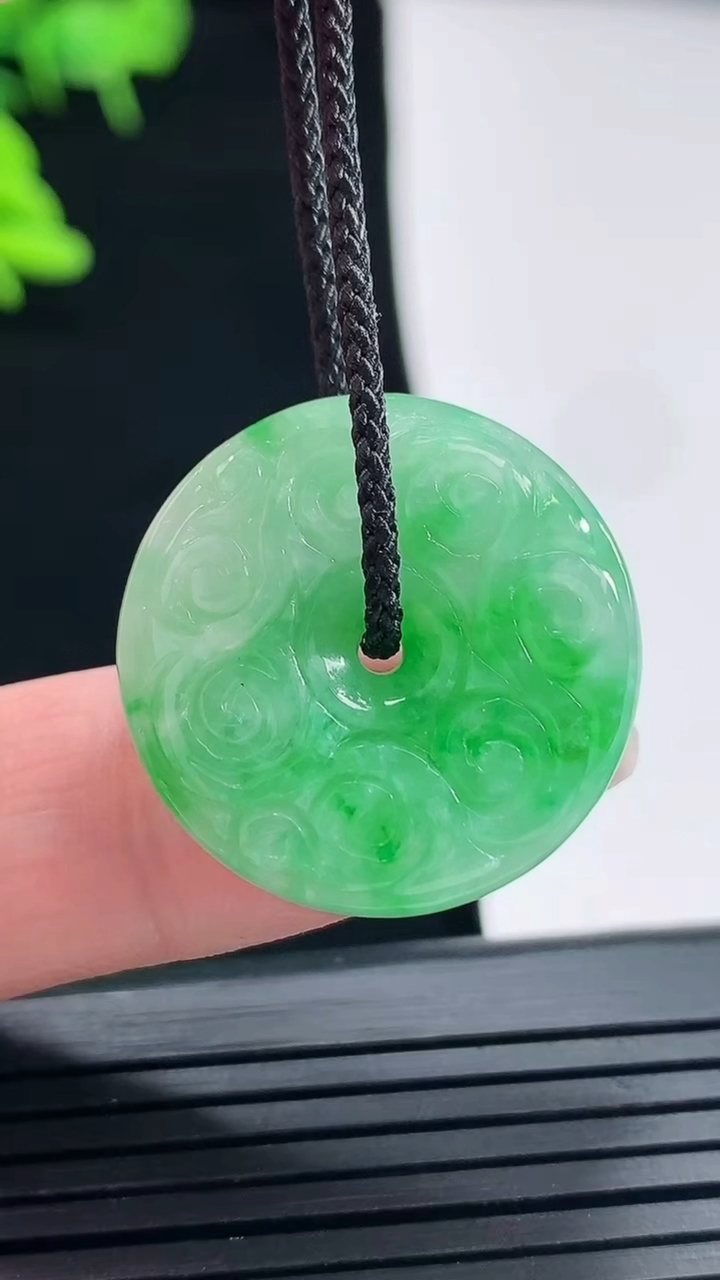 天然A货翡翠雕花平安扣吊坠，尺寸24-5.5重量:6.22g
5月5日