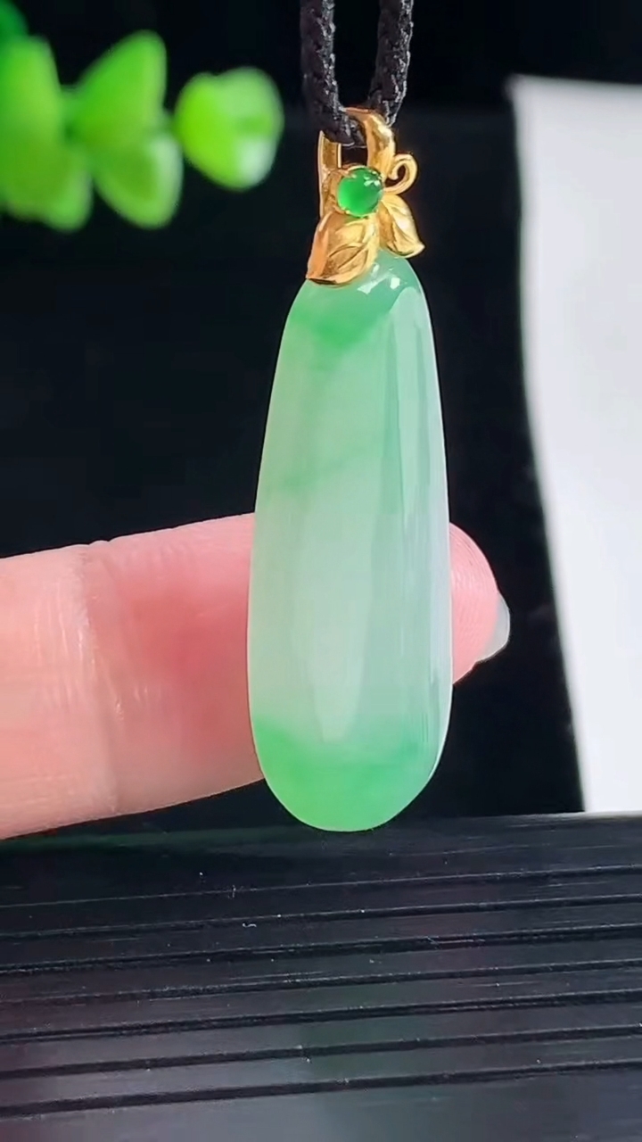 天然A货翡翠福瓜吊坠，尺寸32-13-5重量:4.27g
5月5日