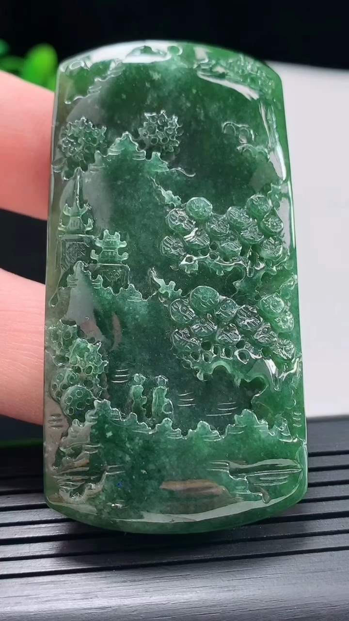 天然A货翡翠山水牌吊坠，尺寸66-33.5-6.2重量:33.99g
5月5日