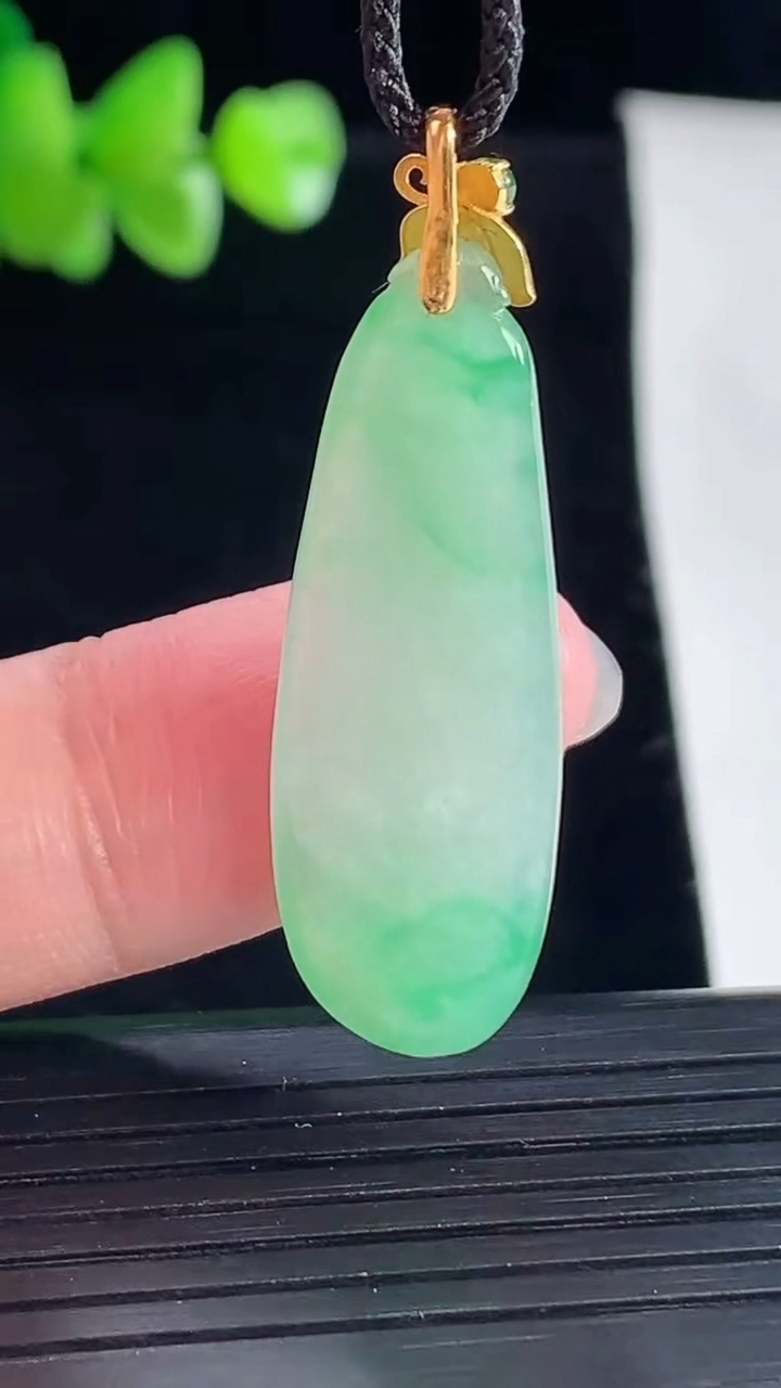 天然A货翡翠福瓜吊坠，尺寸32-13-5重量:4.27g
5月5日