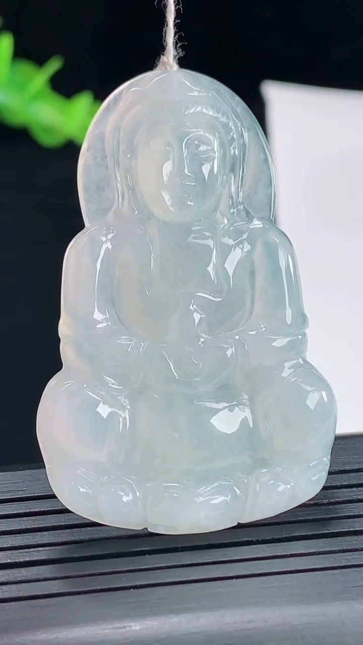 天然A货翡翠正装观音吊坠，尺寸53-34-5重量:14.32g
5月5日