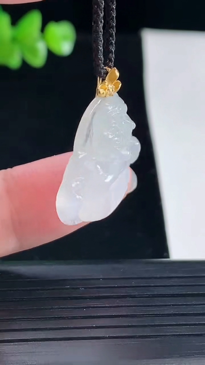 天然A货翡翠种白冰佛公吊坠，尺寸22.5-24-5.2重量:4.36g
5月5日