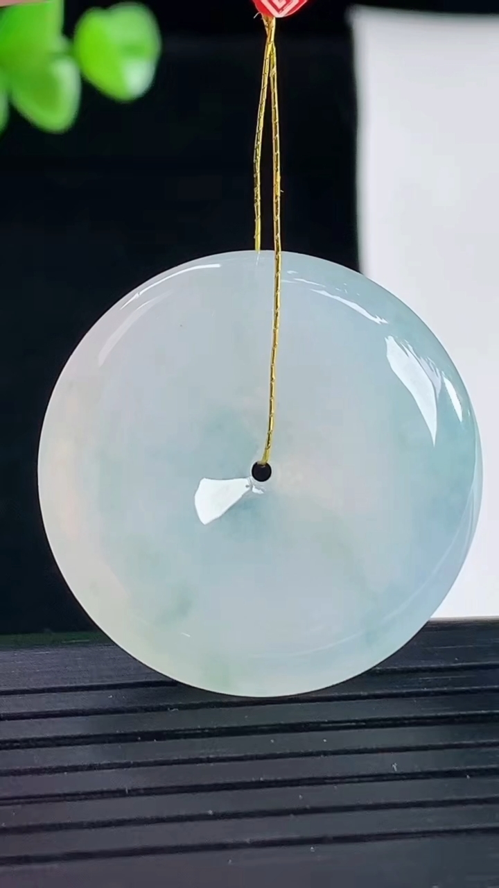天然A货翡翠平安扣吊坠，尺寸30-5.8重量:10.79g
5月5日