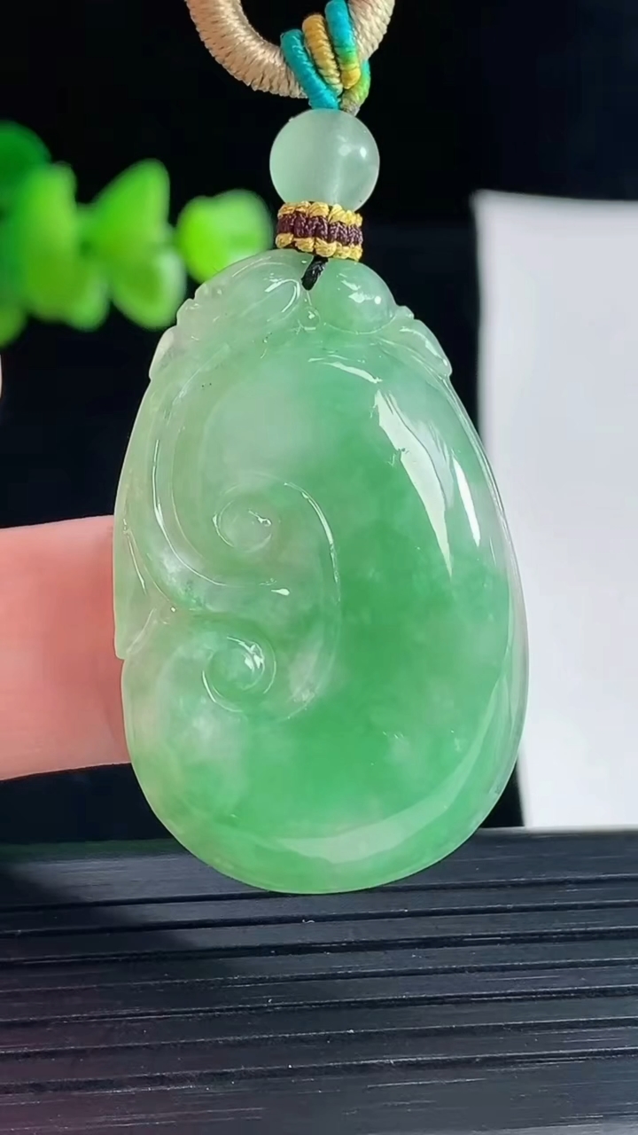 天然A货翡翠如意吊坠，尺寸35.5-25-5重量:8.81g
5月5日