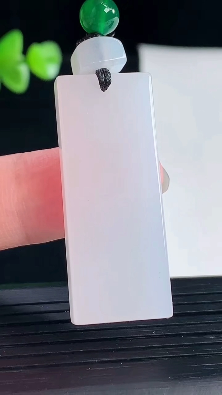 天然A货翡翠紫罗兰仿古无事牌吊坠，尺寸39-15-6重量:12.40g
5月5日