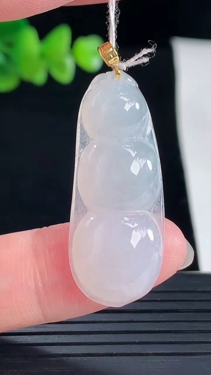 天然A货翡翠种白冰福豆吊坠，尺寸34.5-14.2-5.5重量:5.05g
5月5日