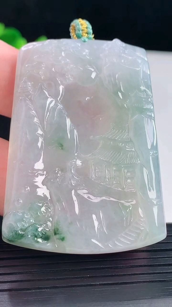 天然A货翡翠牌吊坠，尺寸55-39.5-5重量:29.61g
5月5日