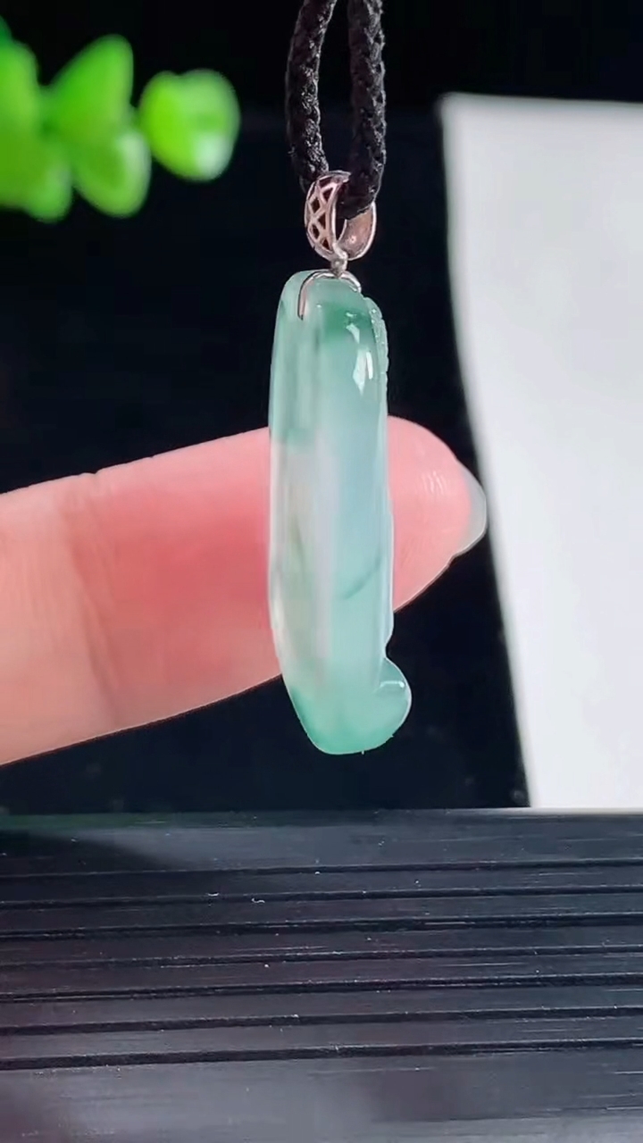 天然A货翡翠种飘花素衣观音吊坠，尺寸26-16-4.5重量:4.18g
5月5日