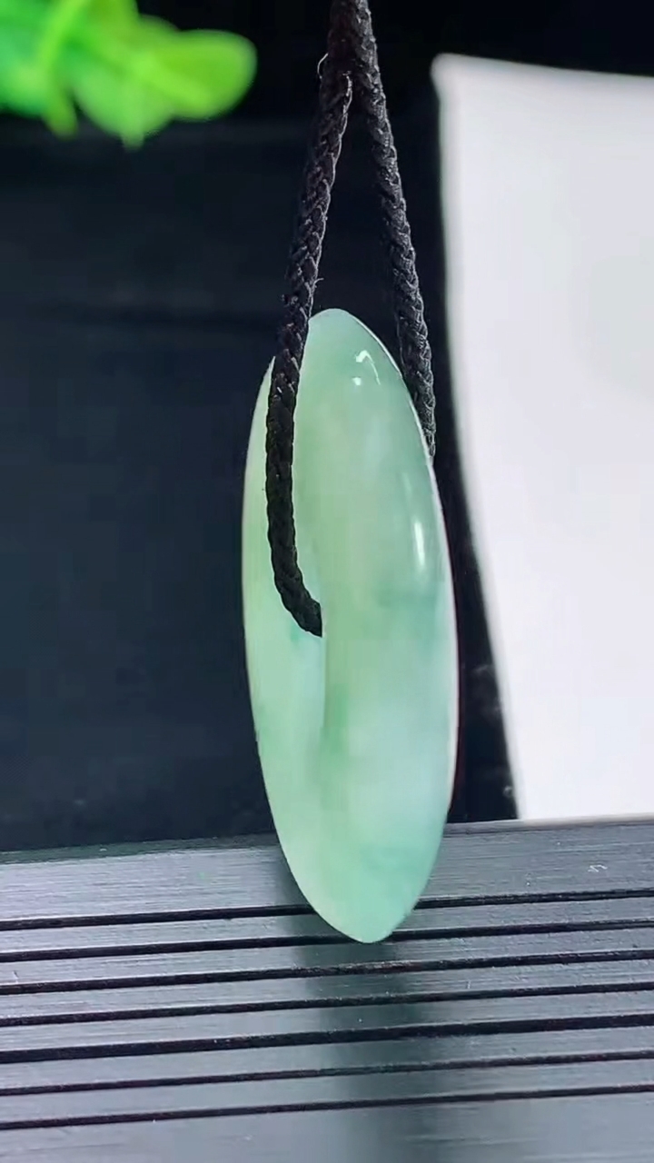 天然A货翡翠飘花平安扣吊坠，尺寸34-5.6重量:14.04g
5月5日