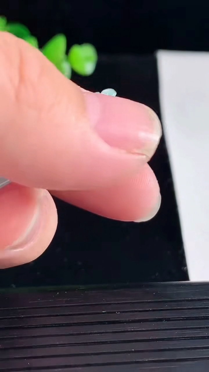 天然A货翡翠大势至菩萨吊坠，尺寸42.8-29.6-6重量:15.38g
5月5日