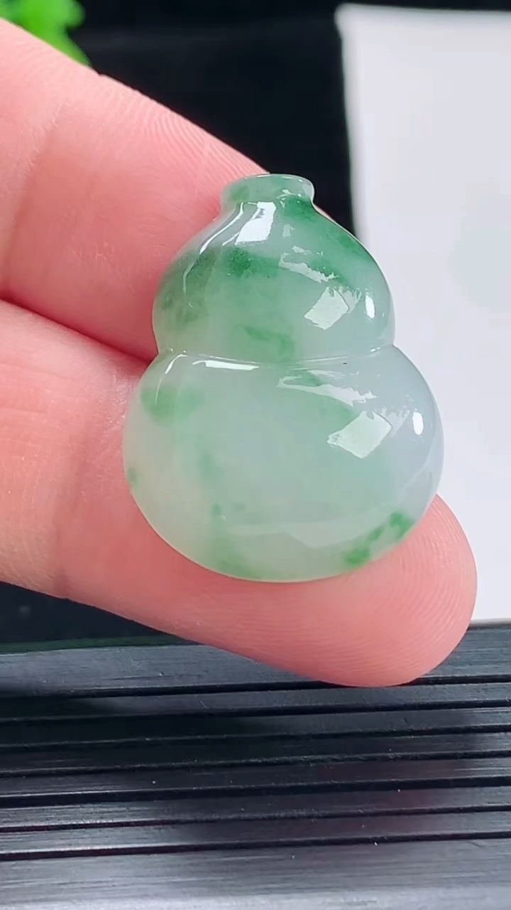 天然A货翡翠葫芦吊坠，尺寸27-21-6.5重量:6.70g
5月5日