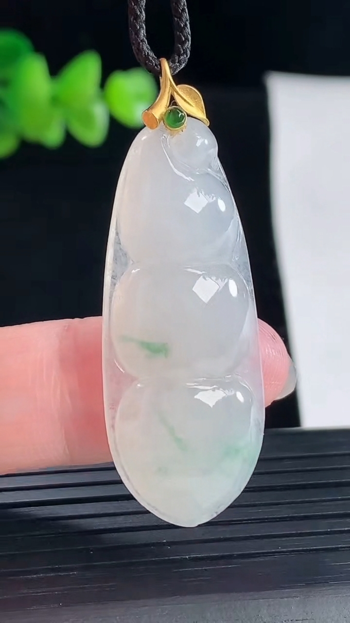 天然A货翡翠18k金飘花福豆吊坠，尺寸41-16.5-5.2重量:6.61g
5月5日