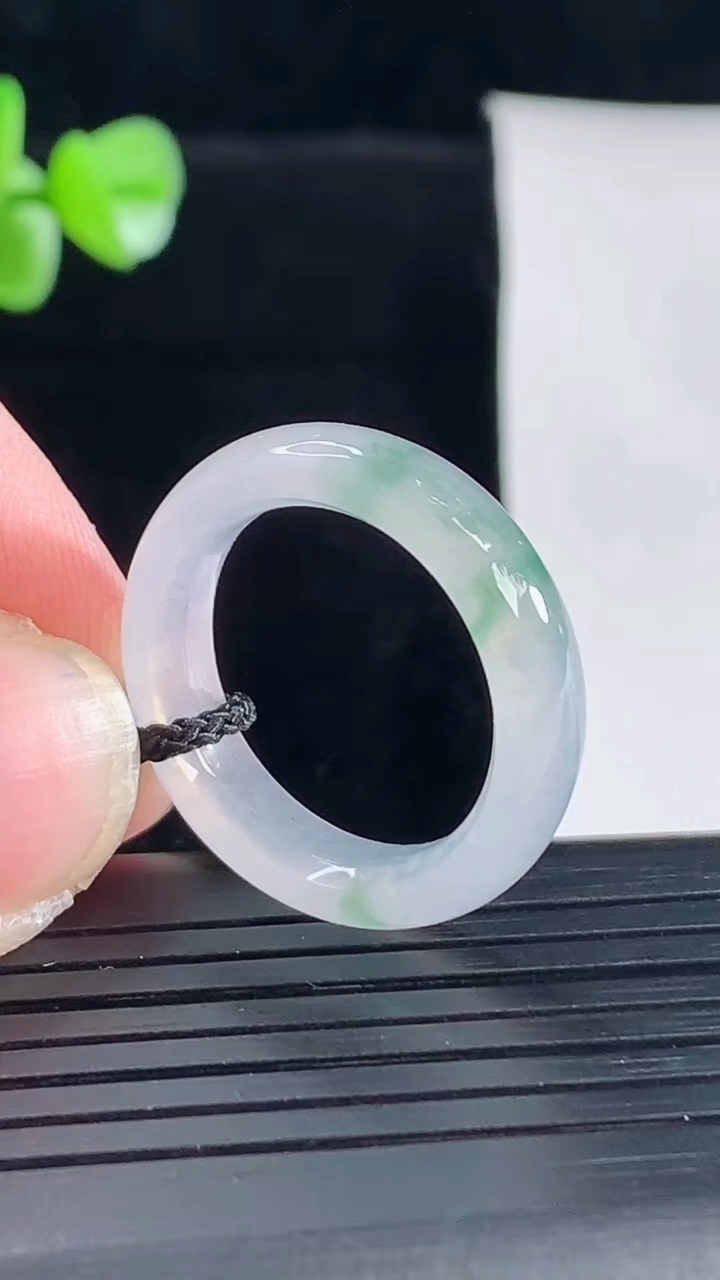 天然A货翡翠飘花玉指环 戒指，尺寸18-5.5-3.5重量:3.61g2026年5月5日
工厂直销收