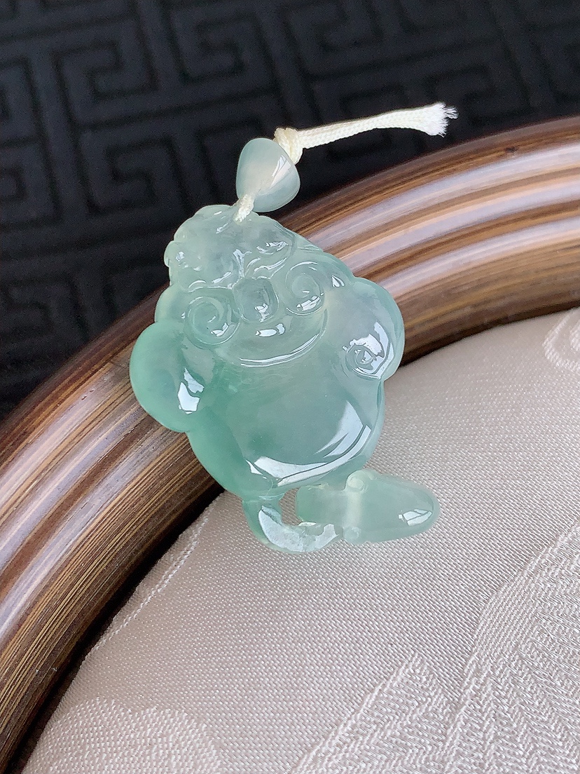 天然A货翡翠晴水如意吊坠 
尺寸32-20-5.5mm 重量5.38g 0501