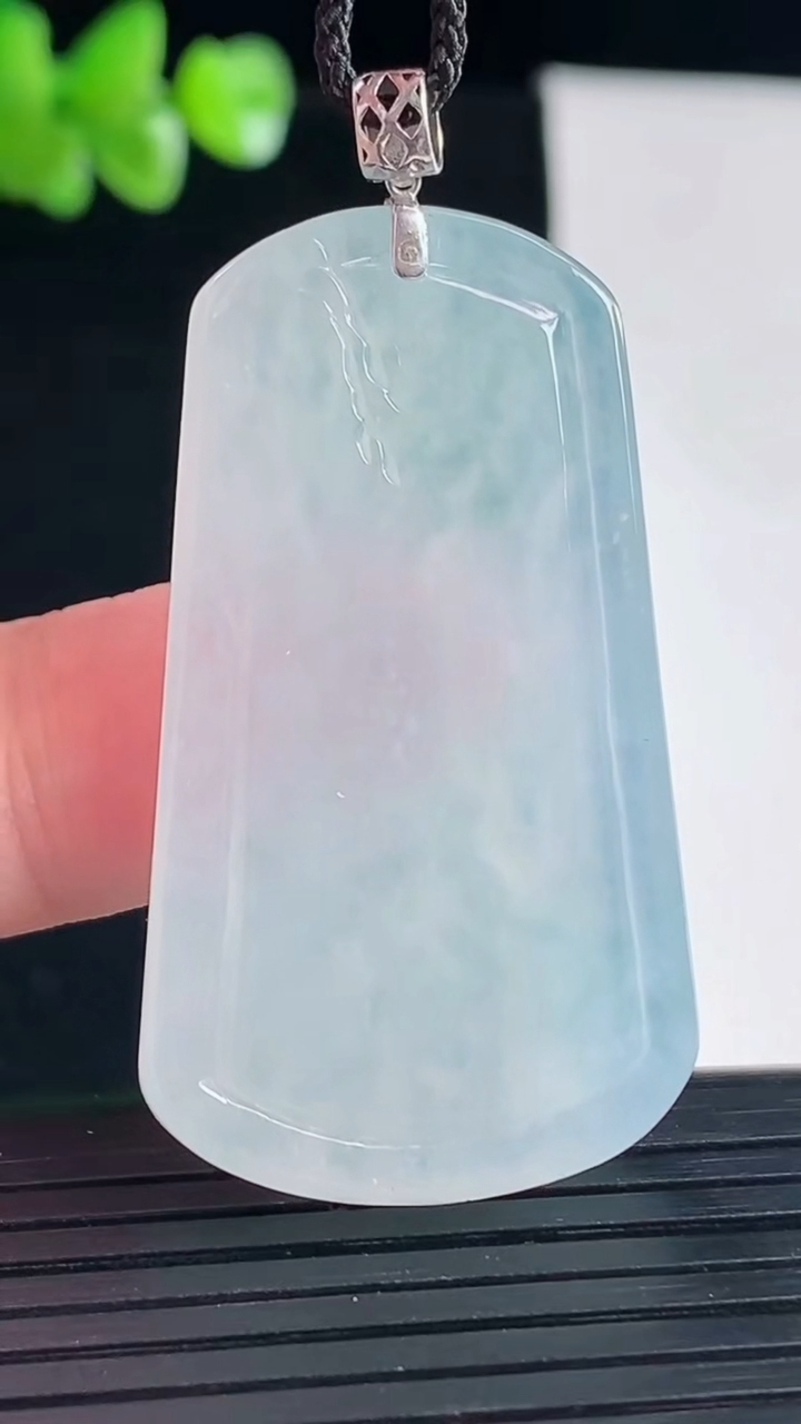 天然A货翡翠山水牌吊坠，尺寸44.5-25-5重量:12.85g
5月5日