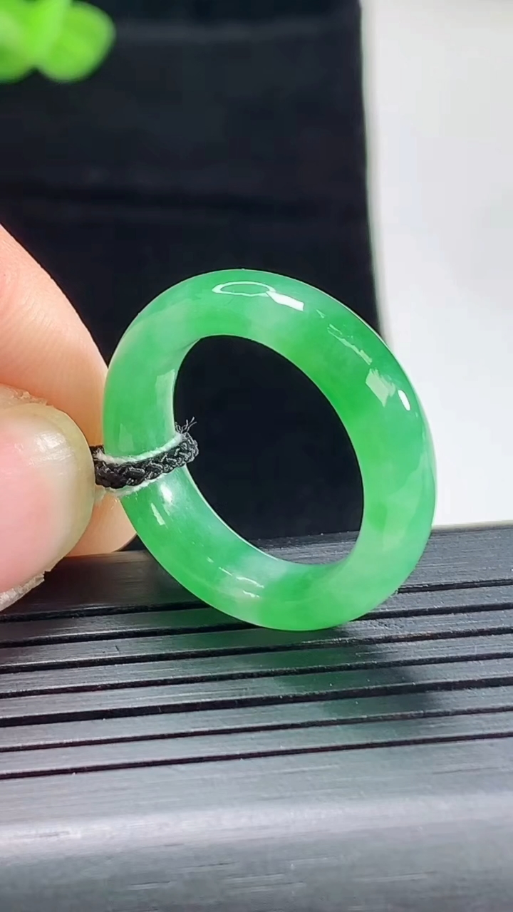 天然A货翡翠玉指环 戒指，尺寸18.3-6.5-3.8重量:4.63g2026年5月5日
工厂直销收