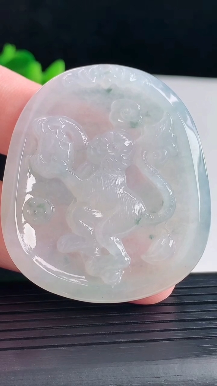 天然A货翡翠飘花生肖猴吊坠，尺寸52-45-5.9重量:23.63g
5月5日